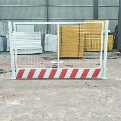 安裝鄭州地鐵工地專用基坑周邊施工防護欄 泥漿池深洞口安全警示圍欄網